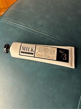 Archipelago Botanicals Coconut Crème Milk Hand Cream - White/Black